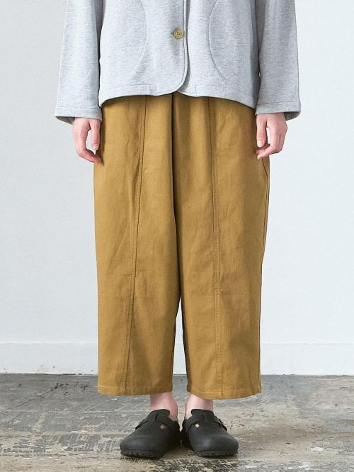 テーパードパンツ　コットンギャバジン