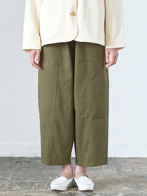 テーパードパンツ　コットンギャバジン
